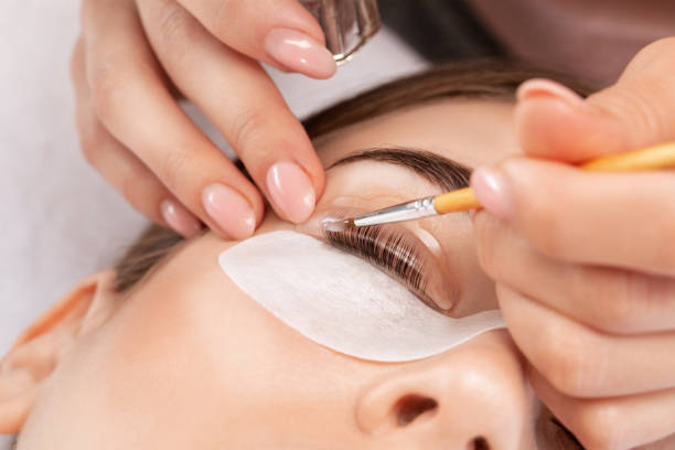 Närbild av en lash lift-behandling
